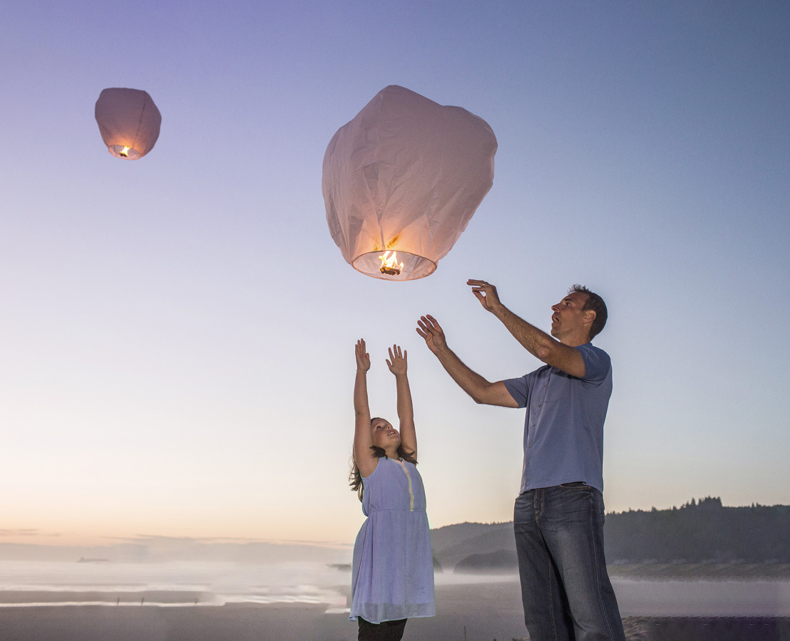 Man och barn, dotter skickar iväg en ballong