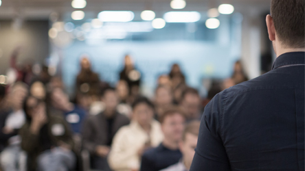 Föreläsare framför publik