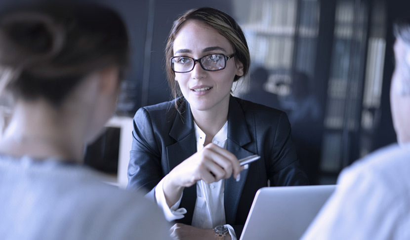 Kvinna i arbetsmöte