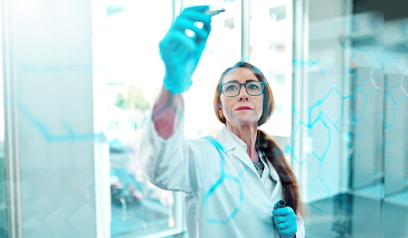 Kvinnlig forskare gör anteckningar