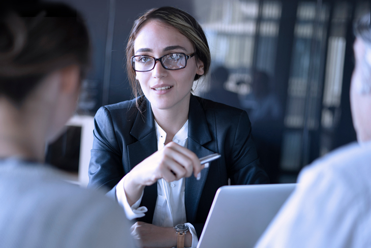 Kvinna i arbetsmöte