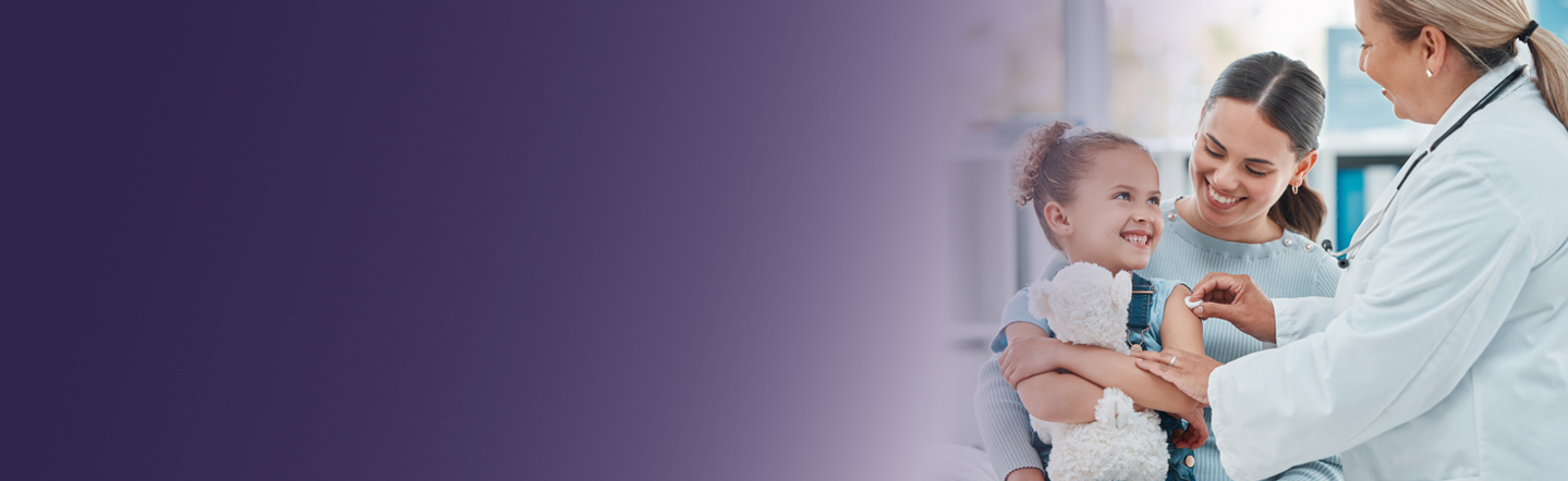 Mamma, dotter och kvinnlig läkare.