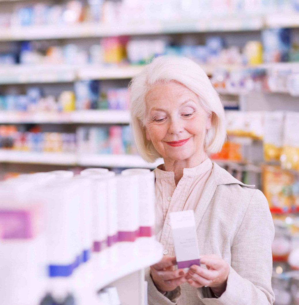 Äldre kvinna på apotek