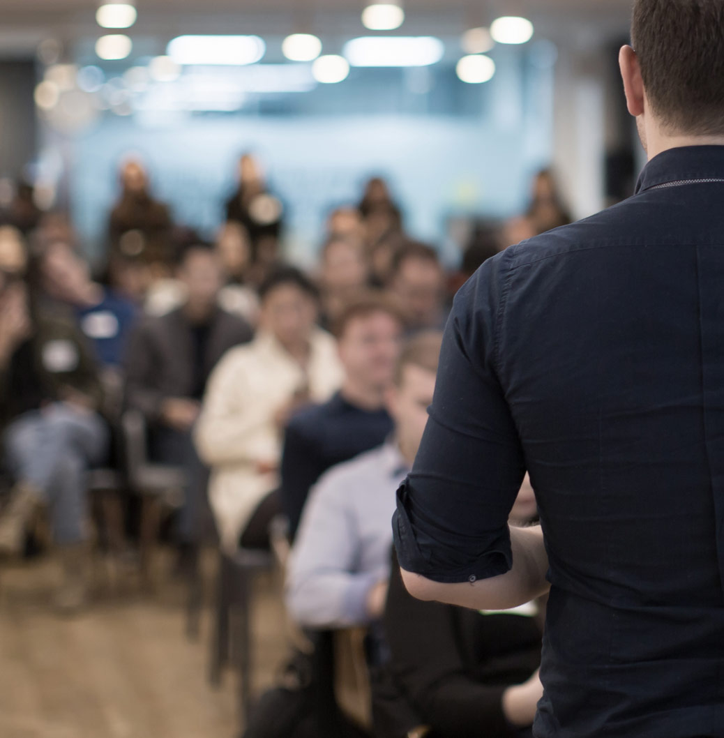 Föreläsare framför publik