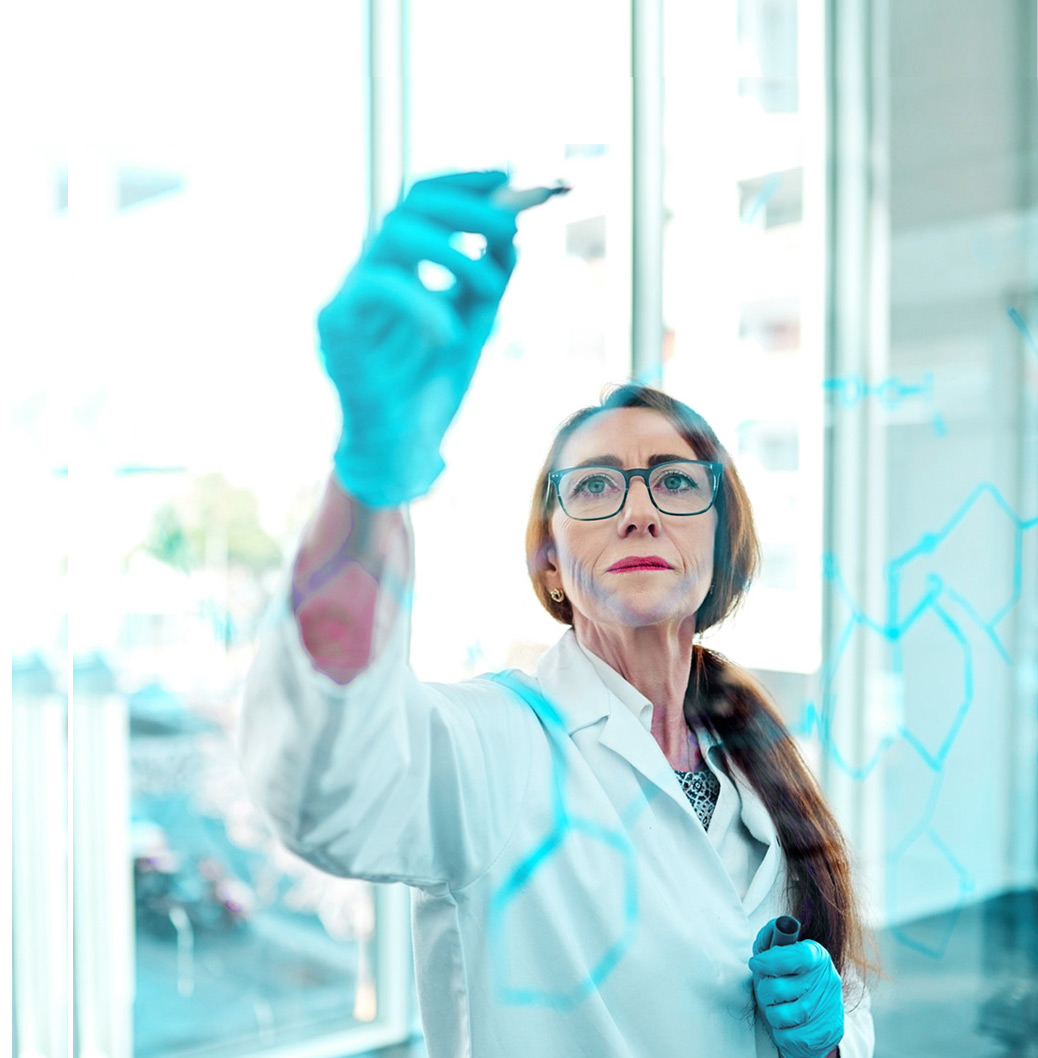 Kvinnlig forskare gör anteckningar